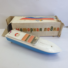 Пластиковая игрушка "Моторная лодка" с мотором, работоспособность не проверялась, длина 32см